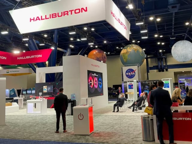 participants observe a presentation at halliburton s booth at the world petroleum congress in houston texas us december 7 2021 picture taken december 7 2021 photo reuters